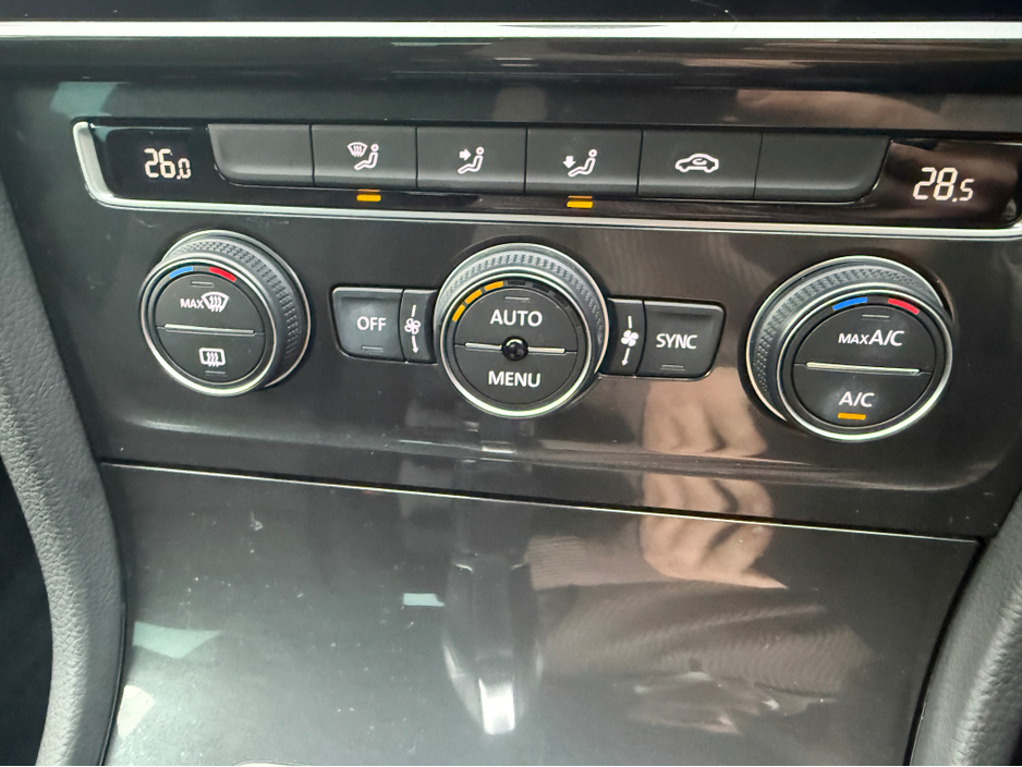 2017 Volkswagen Golf COMFORTLINE 1.2 AUTOMATIC * REAR VIEW CAMERA, AUTO LIGHTS, ADAPTIVE CRUISE CONTROL, POWERED FOLDING HEATED MIRRORS, LUMBAR SUPPORT, 2 KEYS, TOUCH SCREEN RADIO, MULTIFUNCTION STEERING WHEEL* €17,950