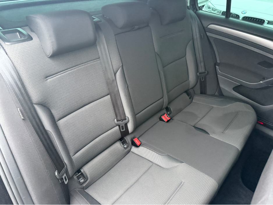 2017 Volkswagen Golf COMFORTLINE 1.2 AUTOMATIC * REAR VIEW CAMERA, AUTO LIGHTS, ADAPTIVE CRUISE CONTROL, POWERED FOLDING HEATED MIRRORS, LUMBAR SUPPORT, 2 KEYS, TOUCH SCREEN RADIO, MULTIFUNCTION STEERING WHEEL* €17,950