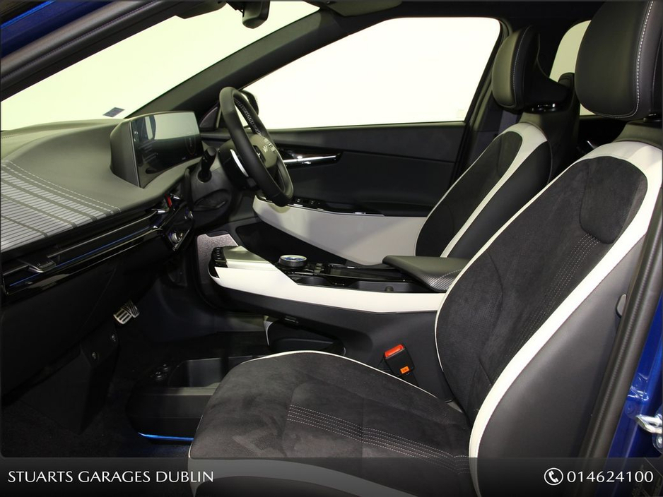 2022 Kia EV6 EV6 GT LINE: YACHT BLUE METALLIC, BLACK AND IVORY ALCANTARA INTERIOR, SUNROOF, 360 CAMERAS, WIRELESS CHARGING, HEADS UP DISPLAY €31,945