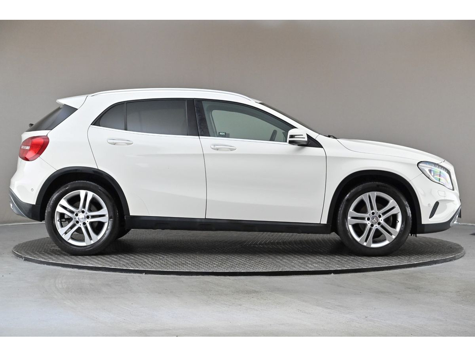 2016 Mercedes-Benz GLA Class GLA 180 *HALF LEATHER*REVERSE CAM*PARK SENSORS* €18,890