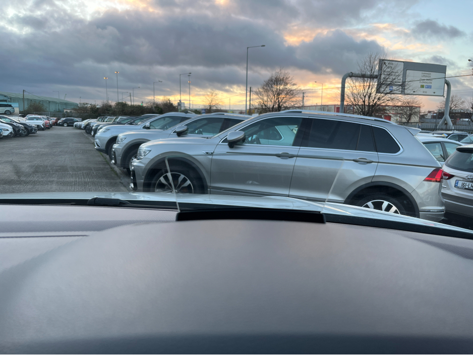 2018 Volkswagen Tiguan R-LINE 4 MOTION AUTOMATIC 2.0 DIESEL //MASSIVE SPEC//FULL LEATHER//HEAD UP DISPLAY//HEATED SEATS//360 PARKING CAMERAS// €29,950