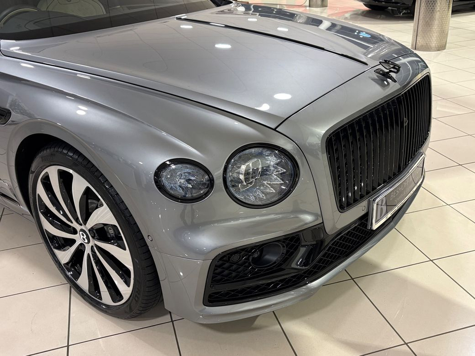 2025 Bentley Flying Spur 3.0 V6 E-HYBRID AZURE=AS NEW//HUGE SPEC=PAN ROOF//BALANCE OF BENTLEY WARRANTY=ONLY €150 ANNUAL ROAD TAX//TAILORED FINANCE PACKAGES AVAILABLE=TRADE INS €249,995