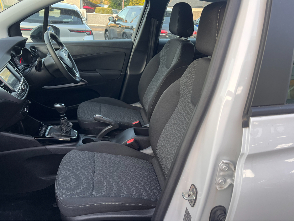 2024 Opel Crossland X **Only 14,000 Kms** Best Value As New 2024 Opel Crossland Diesel Apple Car Play Rear View Camera www.bolands.ie Est.1955 €21,950