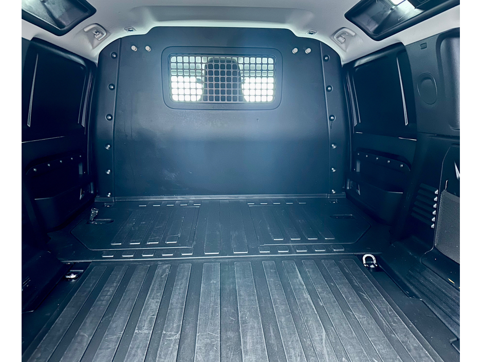 2022 Land Rover Defender ++LOW KM++ 3 SEATS / PLUS VAT €53,000