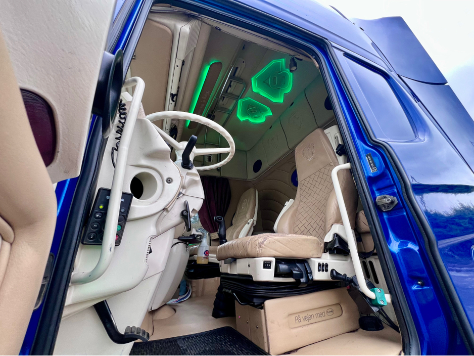 2005 Scania 94D 310hp 164 480 LEFT HAND DRIVE 2DR R164 LA 4X2 NAV