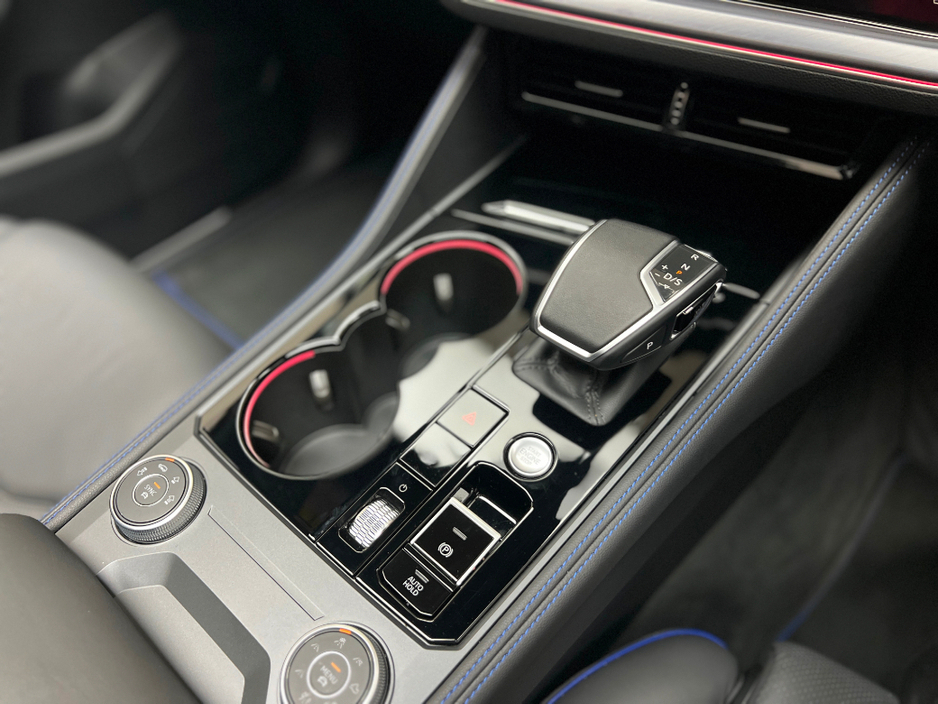 2025 Volkswagen Touareg R V6 3.0 TSI PHEV 462HP €89,990