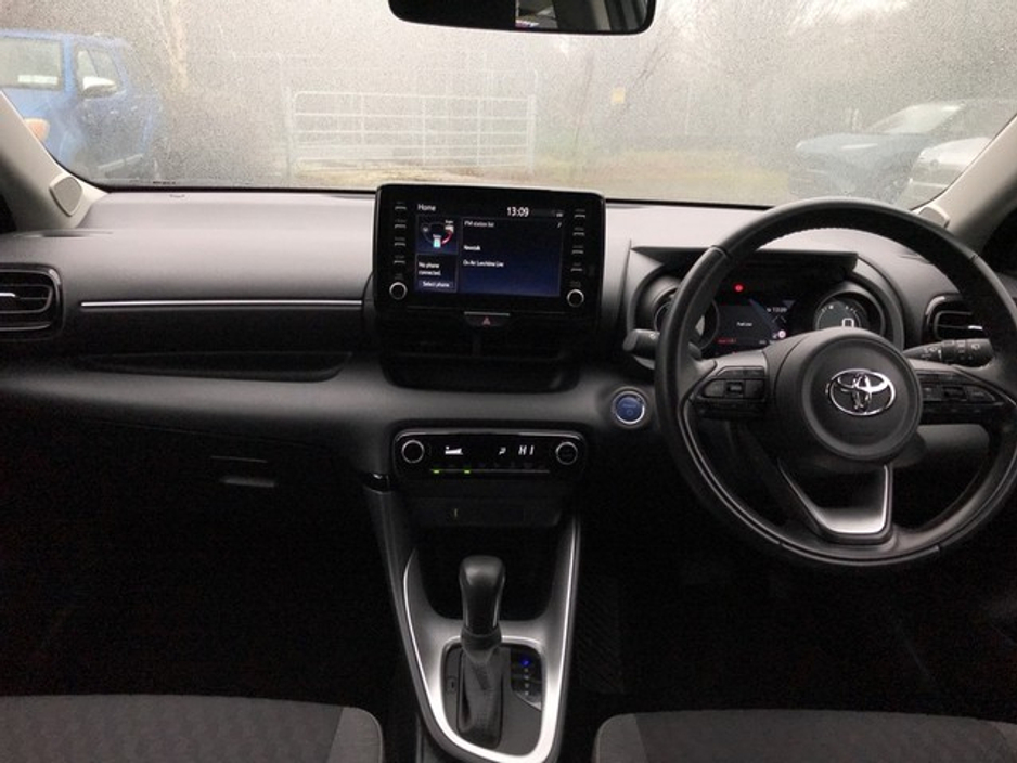 2023 Toyota Yaris 1.5 HYBRID L/SPORT - GRANDONS €23,995