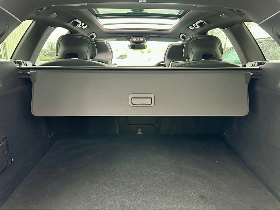 2025 Volvo XC60 ++SOLD++ + T6 PHEV A RECHARGE PLUS EDITION AWD BLACK