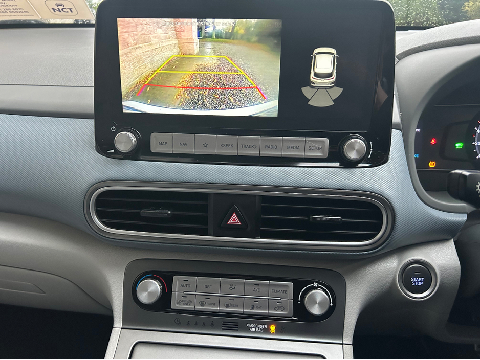 2021 Hyundai Kona KAUAI EV PREMIUM 5DR AUTO A**//**FULL CREAM LEATHER INTERIOR WITH HEATED FRONT SEATS**//**SAT NAV**//**REVERSING CAMERA**//**SPEED SIGN RECOGNITION**//**LANE DEPARTURE WARNING**//**TRADE IN WELCOME!!! €18,222