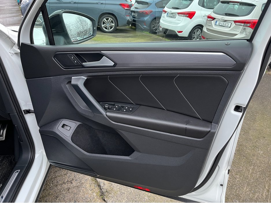 2020 Volkswagen Tiguan R-LINE 4MOTION AUTOMATIC 2.0 DIESEL //LOW MILES//HIGH SPEC//360 PARKING CAMERAS//HALF LEATHER HEATED FRONT AND REAR SEATS//KEYLESS ENTRY// €34,950