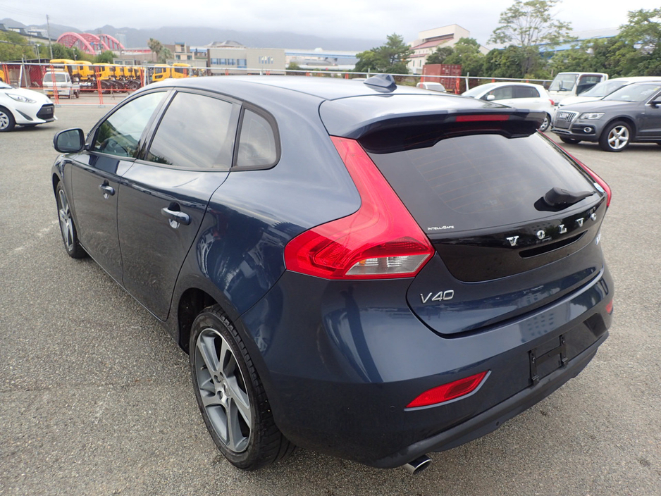 2019 Volvo V40 2.0 D4 SE LUXURY PLUS DIESEL AUTOMATIC // MASSIVE SPEC //  HALF HEATED LEATHER // REVERSING CAMERA // CRUISE CONTROL // LANE ASSIST // COLLISION WARNING SYSTEM // UPGRADED SPORT ALLOYS €19,950