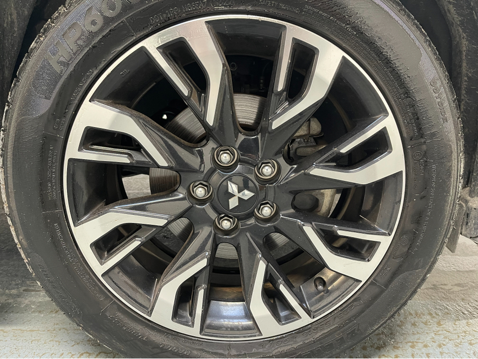 2017 Mitsubishi Outlander (Very Low Kms) HYBRID 2.0 PHEV AUTOMATIC 5DR MODEL  www.bolandscarcentre.ie €18,900