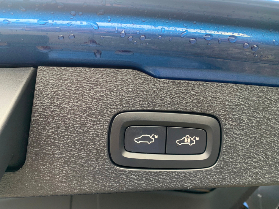 2021 Volvo V60 2.0 B4 197 BHP DSL R-DESIGN AUTO // ONE OWNER // FULL SERVICE HISTORY // STUNNING CONDITION 02/27 NCT // €270 ROAD TAX // €30,950