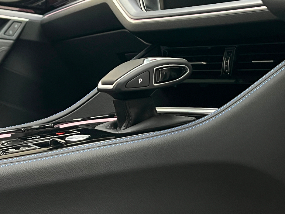 2025 Volkswagen Touareg R V6 3.0 TSI PHEV 462HP €89,990