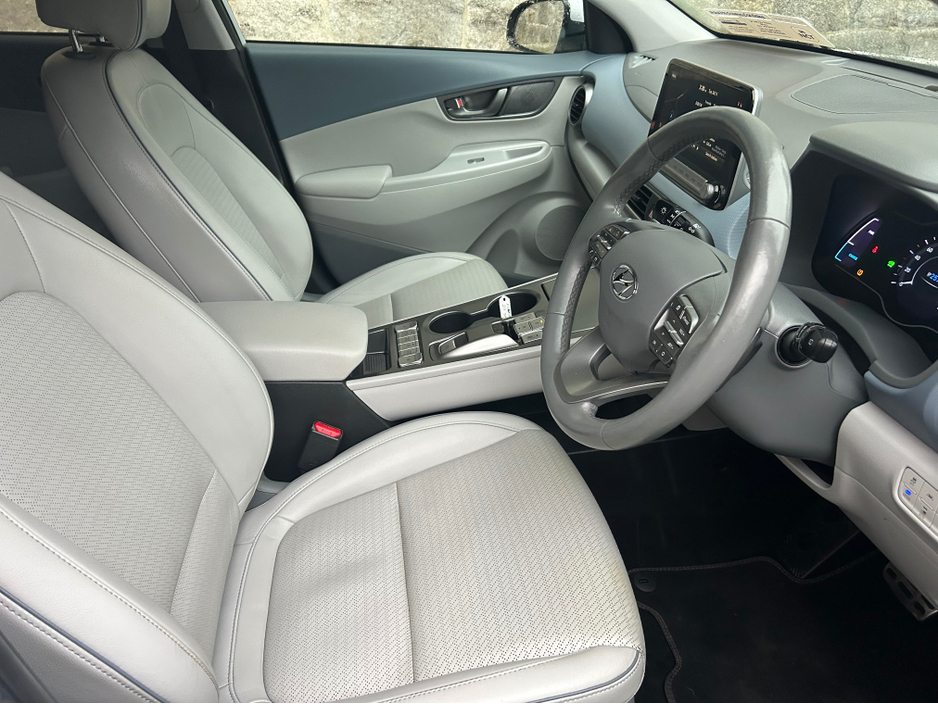 2021 Hyundai Kona KAUAI EV PREMIUM 5DR AUTO A**//**FULL CREAM LEATHER INTERIOR WITH HEATED FRONT SEATS**//**SAT NAV**//**REVERSING CAMERA**//**SPEED SIGN RECOGNITION**//**LANE DEPARTURE WARNING**//**TRADE IN WELCOME!!! €18,222