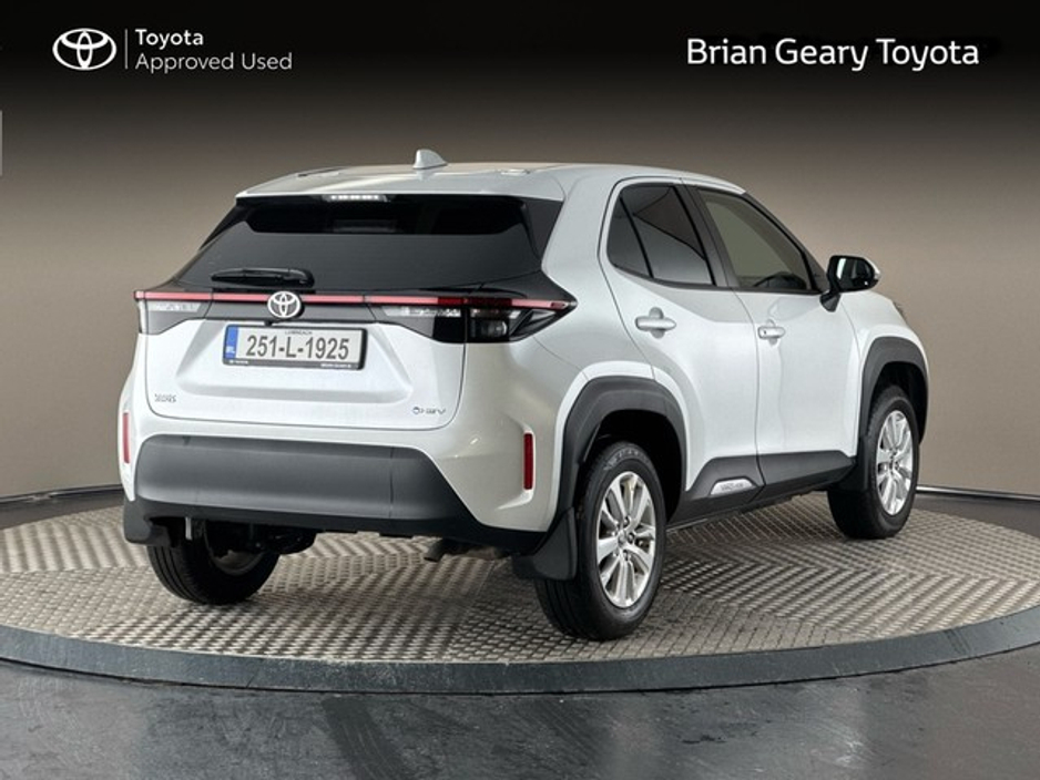 2025 Toyota Yaris Cross Luna Hybrid *Pearl White* €30,950