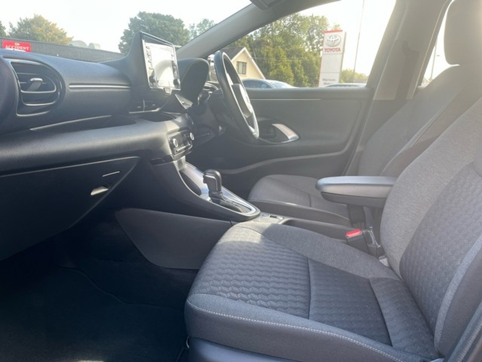 2022 Toyota Yaris FRESH SELECTION OF TRADE-INS HYBRID LUNA 4DR AUTO €23,000