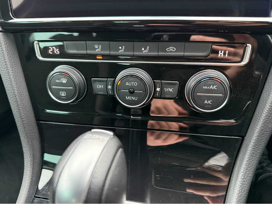 2017 Volkswagen Golf COMFORTLINE 1.2 AUTOMATIC * REAR VIEW CAMERA, AUTO LIGHTS, ADAPTIVE CRUISE CONTROL, POWERED FOLDING HEATED MIRRORS, LUMBAR SUPPORT, 2 KEYS, TOUCH SCREEN RADIO, MULTIFUNCTION STEERING WHEEL* €17,950