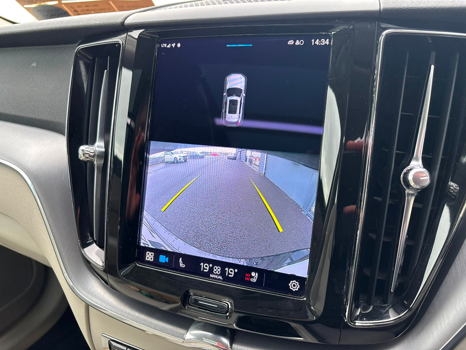 2022 Volvo XC60 B4 AWD MOMENTUM WITH EXTRAS €39,995