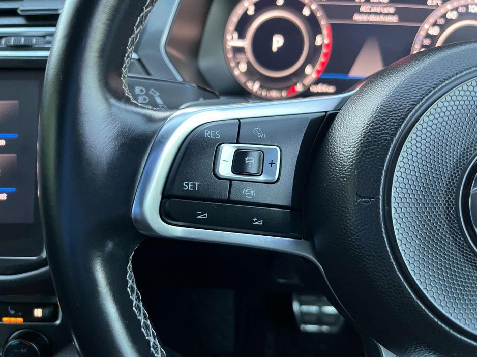 2018 Volkswagen Tiguan R-LINE 4 MOTION AUTOMATIC 2.0 DIESEL //MASSIVE SPEC//FULL LEATHER//HEAD UP DISPLAY//HEATED SEATS//360 PARKING CAMERAS// €29,950