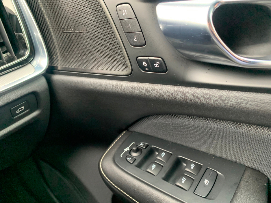 2021 Volvo V60 2.0 B4 197 BHP DSL R-DESIGN AUTO // ONE OWNER // FULL SERVICE HISTORY // STUNNING CONDITION 02/27 NCT // €270 ROAD TAX // €30,950