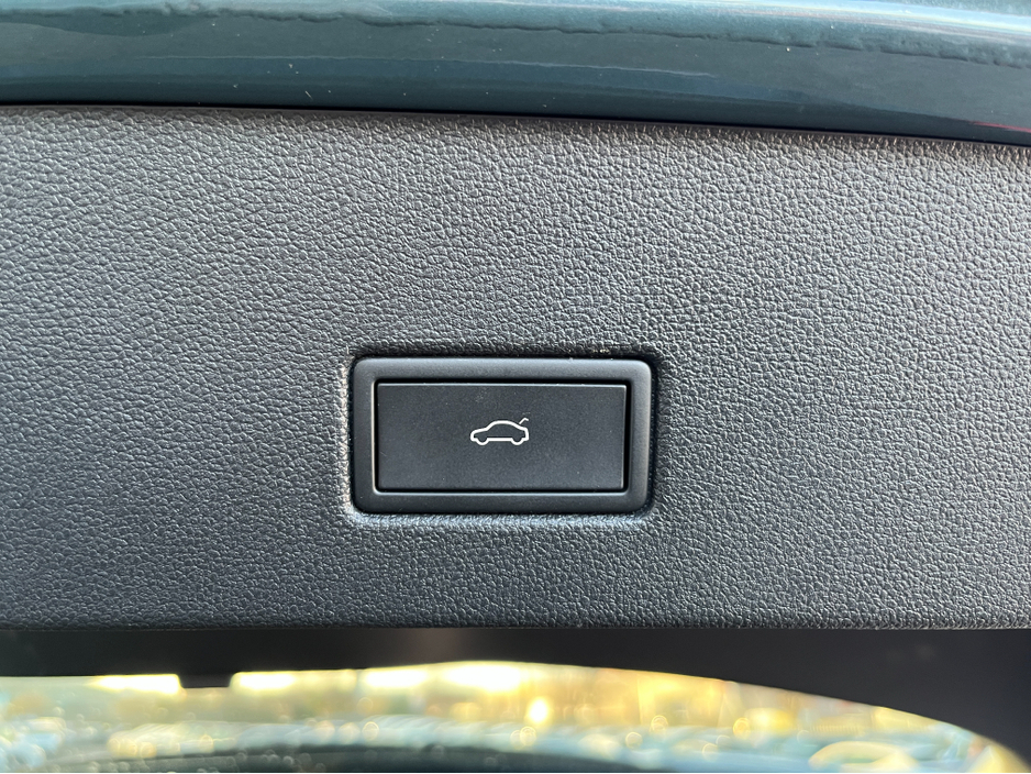 2023 Volkswagen T-Roc AUTOMATIC 2.0 DIESEL //MASSIVE SPEC//FULL LEATHER HEATED SEATS//PANORAMIC GLASS ROOF//LOW MILES// €31,950