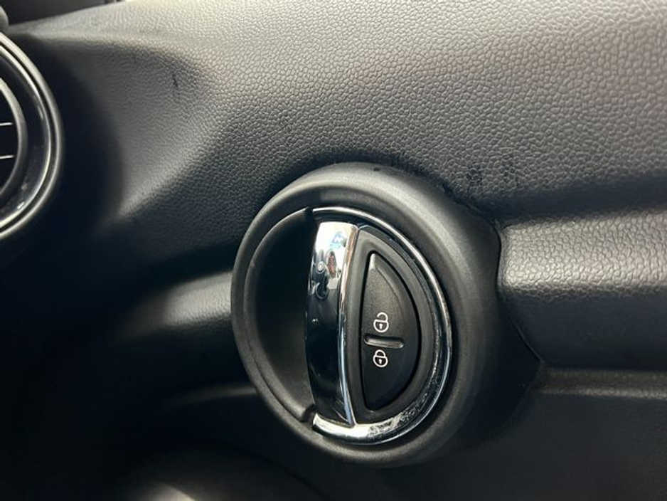 2016 MINI Cooper 1.2 Automatic, Reversing camera €13,895