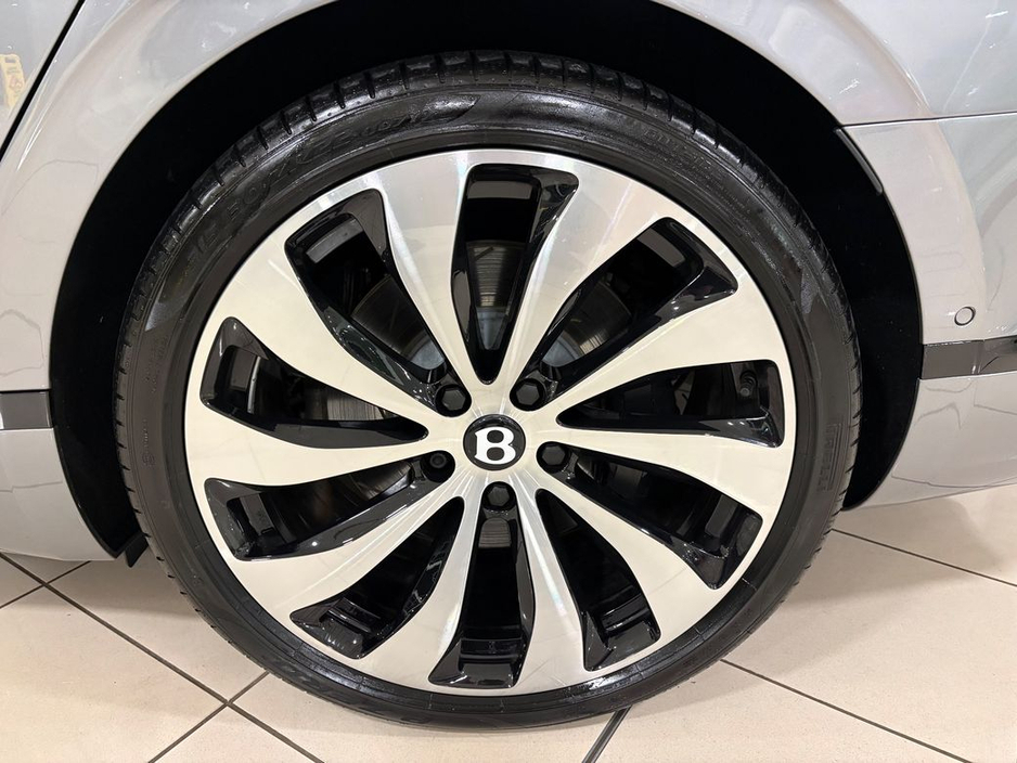 2025 Bentley Flying Spur 3.0 V6 E-HYBRID AZURE=AS NEW//HUGE SPEC=PAN ROOF//BALANCE OF BENTLEY WARRANTY=ONLY €150 ANNUAL ROAD TAX//TAILORED FINANCE PACKAGES AVAILABLE=TRADE INS €249,995