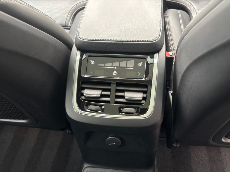 2023 Volvo XC90 RECHARGE T8 ULTIMATE DARK AWD €67,900