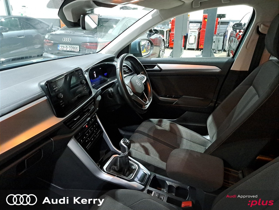 2023 Volkswagen T-Roc LIFE 2.0 TDI 116HP WITH HEATED SEATS AND REAR CAMERA €31,900