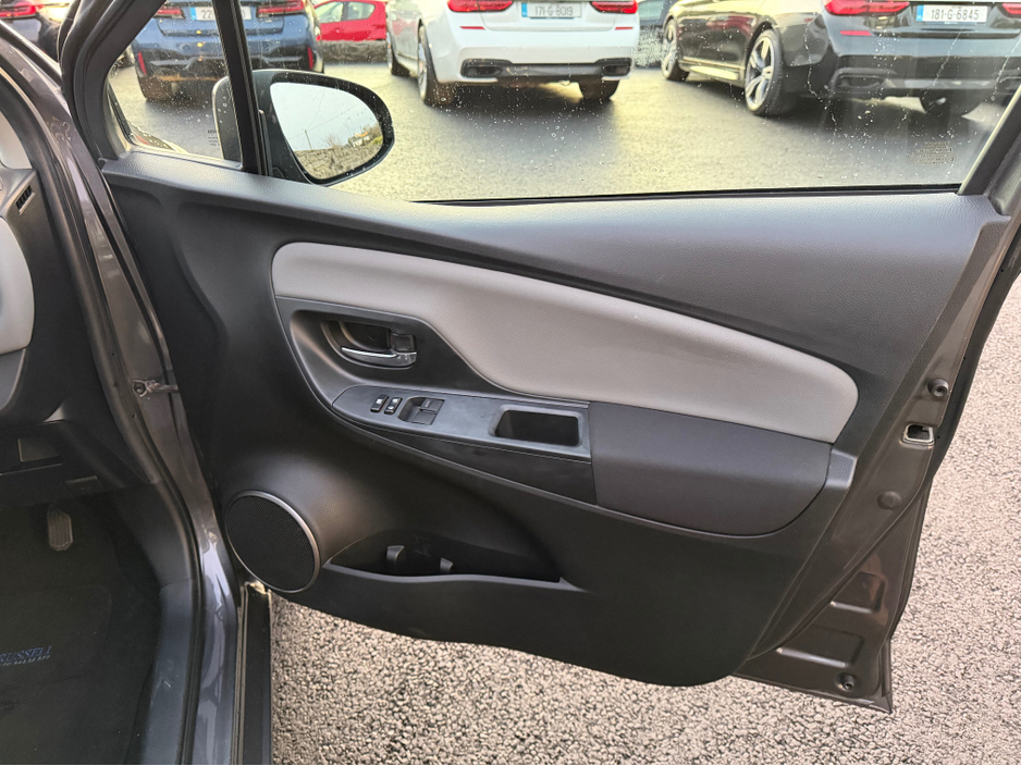 2015 Toyota Yaris Mint Yaris - 1.0 petrol - fantastic spec €11,750