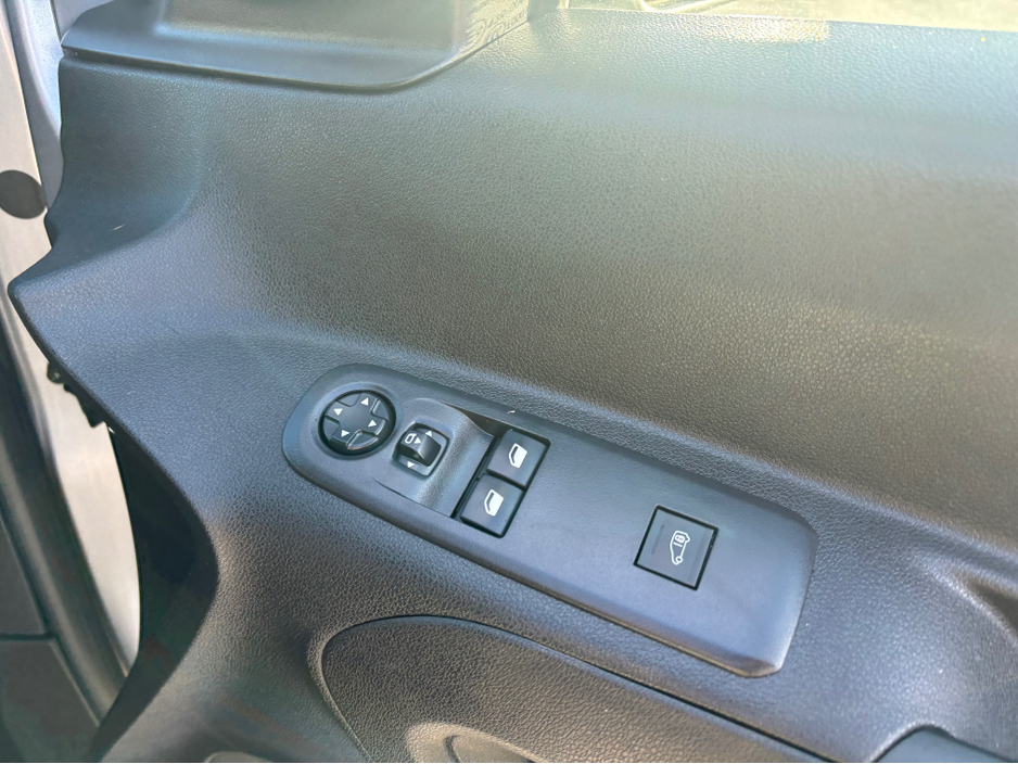 2021 Opel Combo 1.5 3 Seater price is €10406 plus vat €10,406