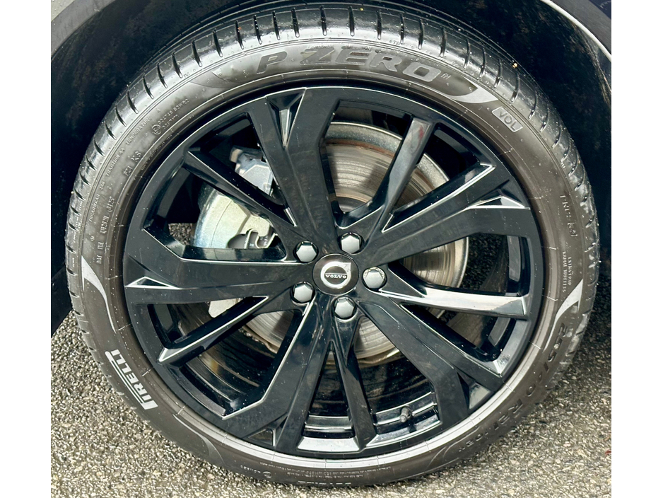 2025 Volvo XC60 ++SOLD++ + T6 PHEV A RECHARGE PLUS EDITION AWD BLACK