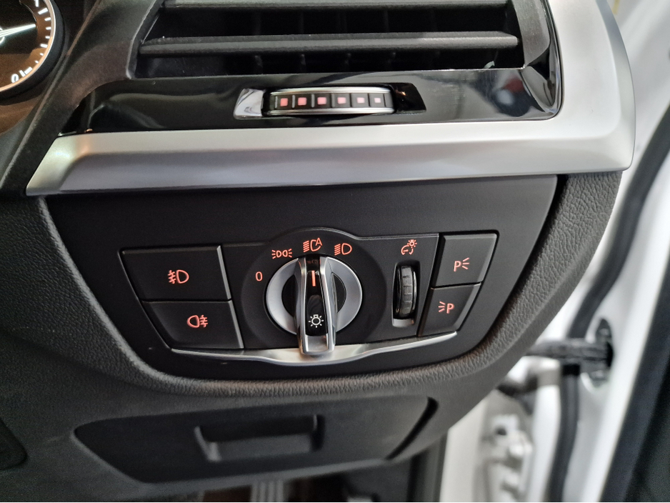 2021 BMW X3 30E X-DRIVE X-LINE AUTOMATIC **ONE OWNER / ACTIVE CRUISE CONTROL / APPLE CARPLAY / ELECTRIC TOWBAR / FULL MOCHA LEATHER / HEATED STEERING WHEEL / SAT NAV / REVERSE CAMERA / REAR TINTED GLASS** €38,450