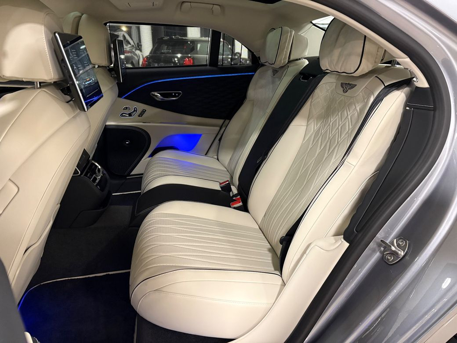 2025 Bentley Flying Spur 3.0 V6 E-HYBRID AZURE=AS NEW//HUGE SPEC=PAN ROOF//BALANCE OF BENTLEY WARRANTY=ONLY €150 ANNUAL ROAD TAX//TAILORED FINANCE PACKAGES AVAILABLE=TRADE INS €249,995