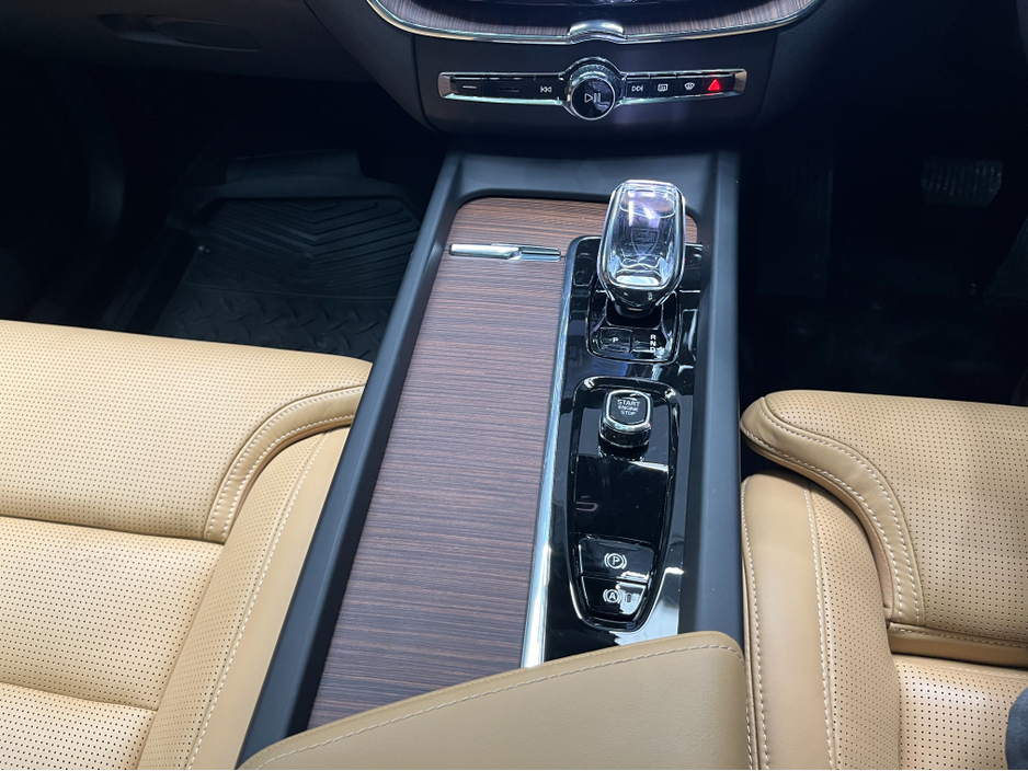 2024 Volvo XC60 €54950! 2024 VOLVO XC60 T6 RECHARGE ULTIMATE AWD  / CRUISE CONTROL / 360° PARKING CAMERA / ELECTRIC MEMORY & HEATED SEATS / REAR HEATED SEATS / PANORAMIC SUNROOF / HEATED STEERING WHEEL €54,950