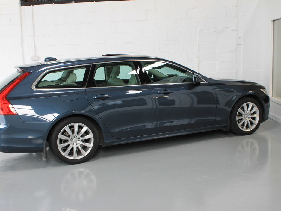 2020 Volvo V90 D4 MOM AT 5DR Auto €33,750