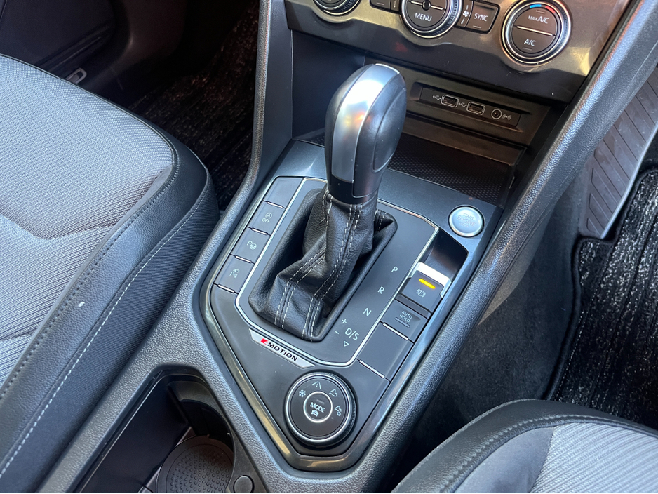 2020 Volkswagen Tiguan R-LINE 4MOTION AUTOMATIC 2.0 DIESEL //HIGH SPEC//360 PARKING CAMERAS//HEAD UP DISPLAY//HEATED FRONT AND REAR SEATS// €34,950