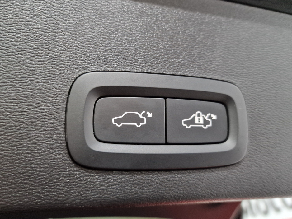 2022 Volvo XC40 T4 PLUS DARK RECHARGE AUTOMATIC **ONE OWNER / APPLE CARPLAY / BLIND SPOT ASSIST / ELECTRIC BOOTLID / HEATED FRONT & REAR SEATS / HEATED STEERING WHEEL / REVERSE CAMERA / WIRELESS PHONE CHARGING** €34,900