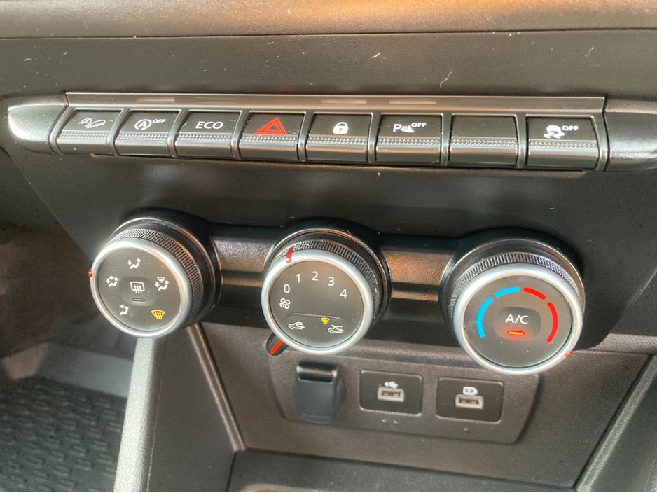 2022 Dacia Duster ESSENTIAL BLUE DCI 115 Passenger 5 Seats €18,495