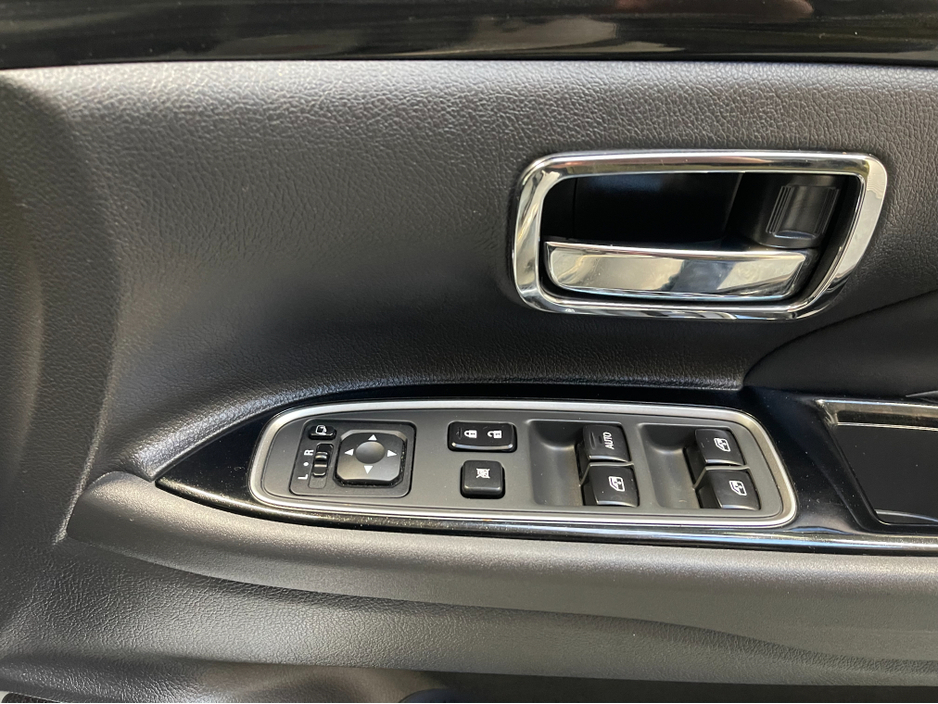 2017 Mitsubishi Outlander (Very Low Kms) HYBRID 2.0 PHEV AUTOMATIC 5DR MODEL  www.bolandscarcentre.ie €18,900