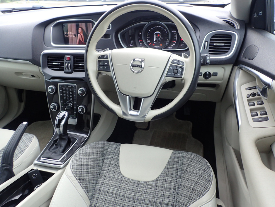 2019 Volvo V40 2.0 D4 SE LUXURY PLUS DIESEL AUTOMATIC // MASSIVE SPEC //  HALF HEATED LEATHER // REVERSING CAMERA // CRUISE CONTROL // LANE ASSIST // COLLISION WARNING SYSTEM // UPGRADED SPORT ALLOYS €19,950