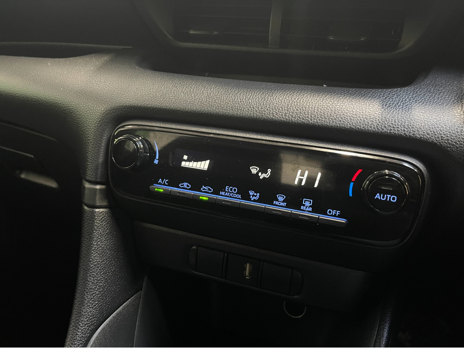 2020 Toyota Yaris (Low Kms) HYBRID 1.5 AUTOMATIC 5DR MODEL  www.bolandscarcentre.ie €15,900