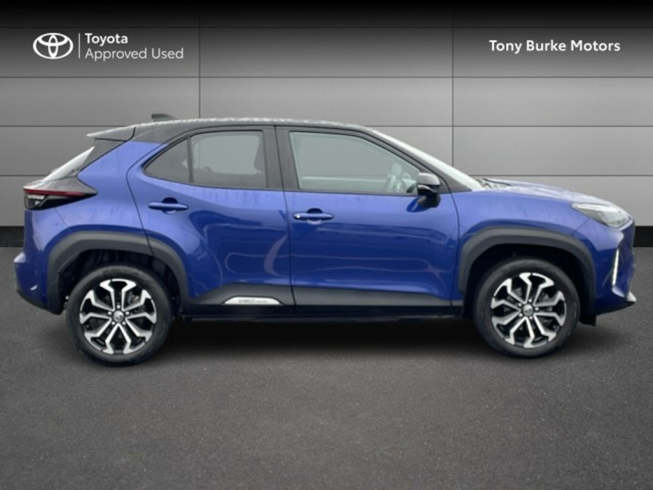 2024 Toyota Yaris Cross - LunaSport - BiTone - 1.5 Hybrid - Automatic - 1 Free Service @ 45,000 kms - EUR 180 Tax // Remote Central Locking // Front Electric Windows // Rear Electric Windows // Electric Mirrors // Heated Mir €29,799