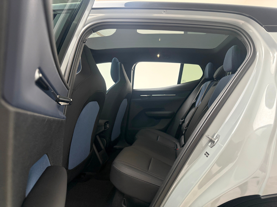 2024 Volvo EX30 ULTRA 69KWH *PAN ROOF* €35,990