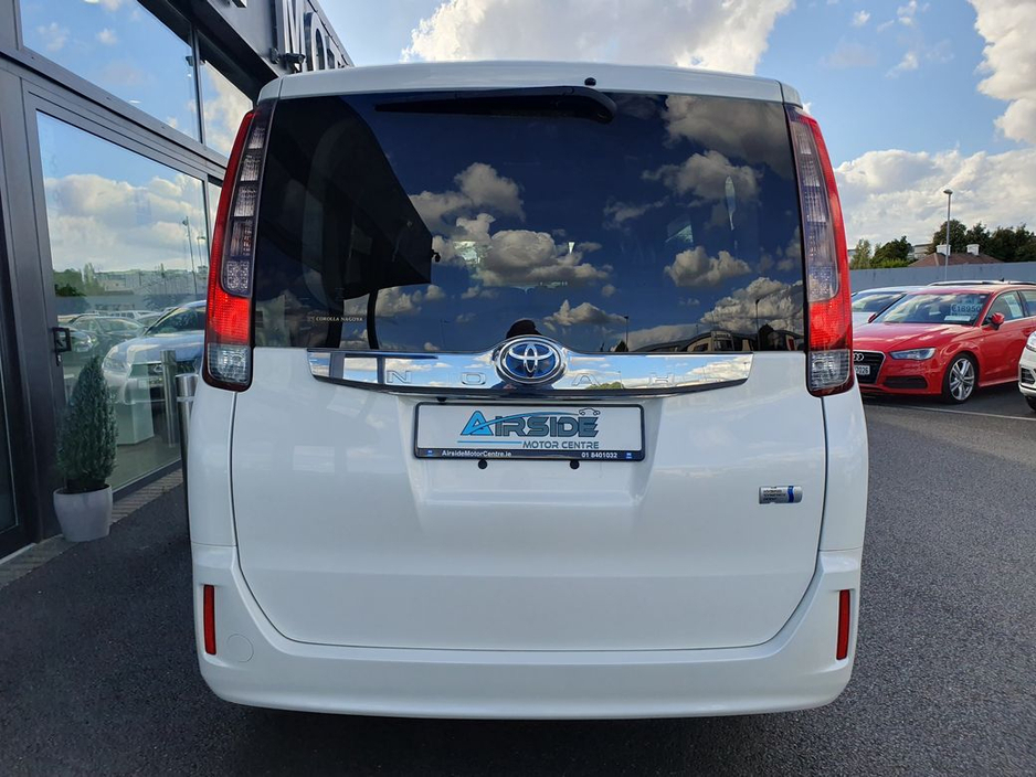 2014 Toyota Noah 7 SEATER * 1.8 SELF CHARGING HYBRID €16,950