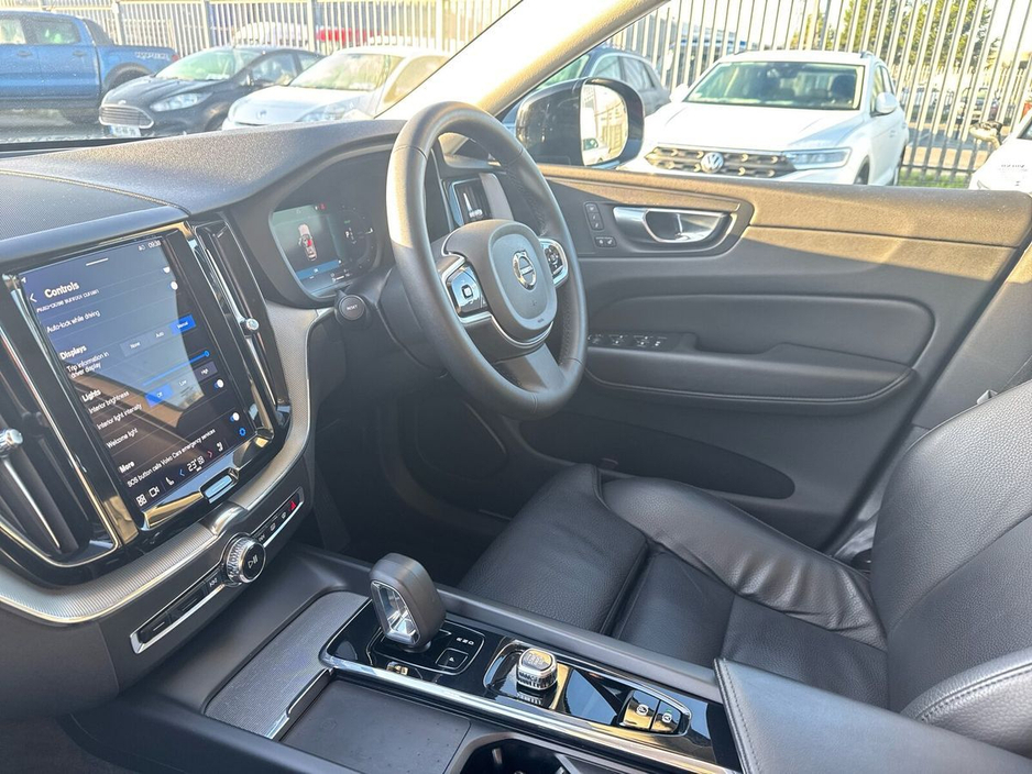 2023 Volvo XC60 T6 PHEV 350hp AT8 Plus (dark theme) €44,975