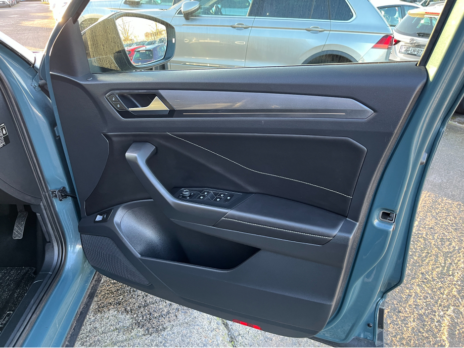 2023 Volkswagen T-Roc AUTOMATIC 2.0 DIESEL //MASSIVE SPEC//FULL LEATHER HEATED SEATS//PANORAMIC GLASS ROOF//LOW MILES// €31,950