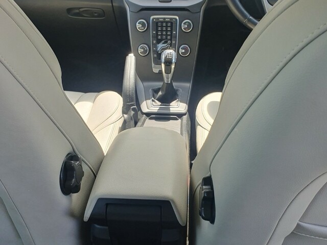 2015 Volvo V40 D2 SE 5DR €13,950